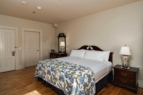 Hillcrest Hall Country Inn image 6